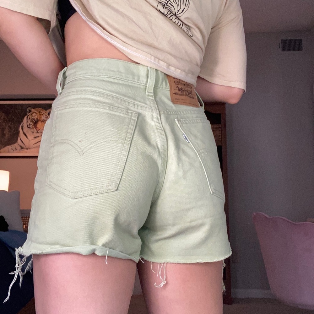 Levi’s hi-waisted distressed 910 Classic Fit short